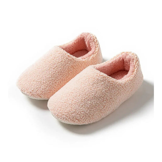 Chaussons posés sur une surface claire, vue d'ensemble