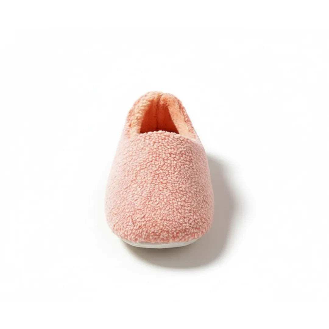 Chaussons sur un sol en bois, soulignant leur polyvalence