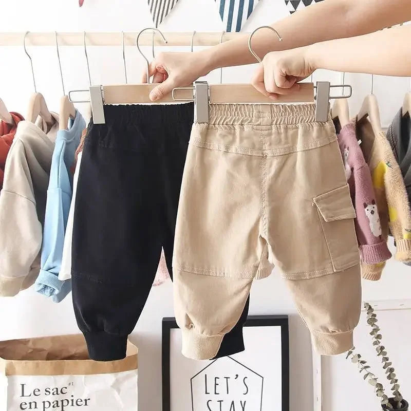 Gros plan sur la texture douce du pantalon cargo enfant