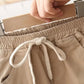 Vue latérale d'un pantalon cargo enfant, tissu résistant