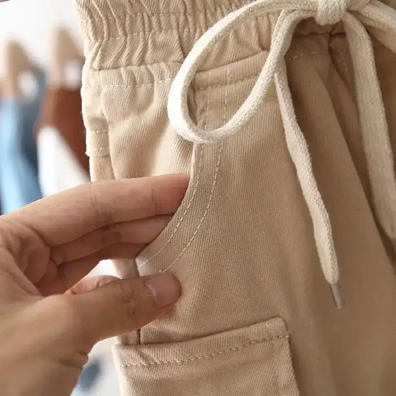 Pantalon cargo enfant, détails des poches et coutures