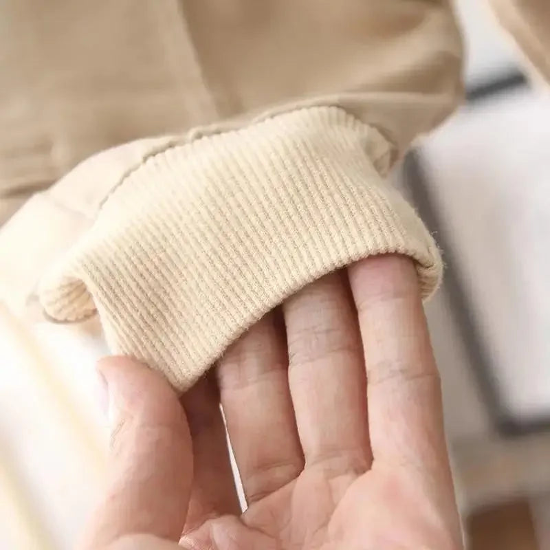 Enfant portant un pantalon cargo, liberté de mouvement