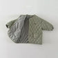Vue de dos d'une veste matelassée verte pour enfant