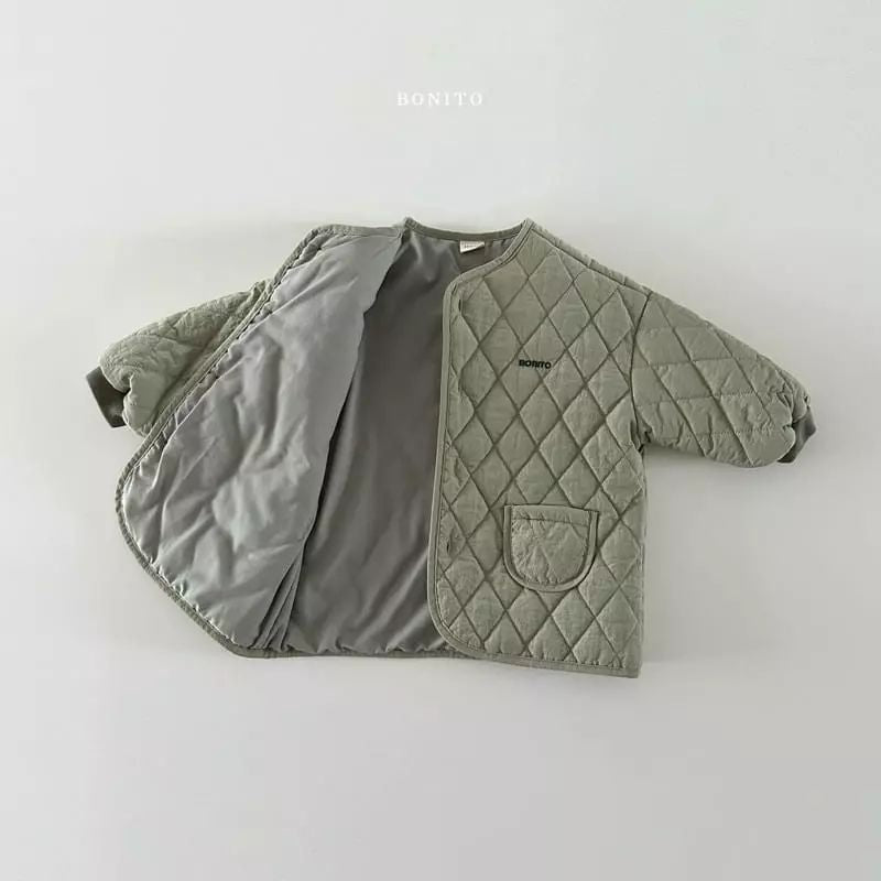 Vue de dos d'une veste matelassée verte pour enfant