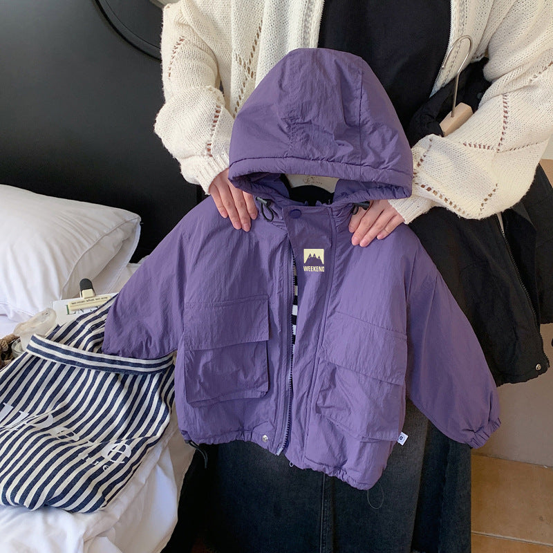 Détail de la capuche ajustable sur la veste enfant