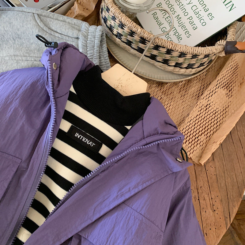Enfant portant la veste imperméable en extérieur
