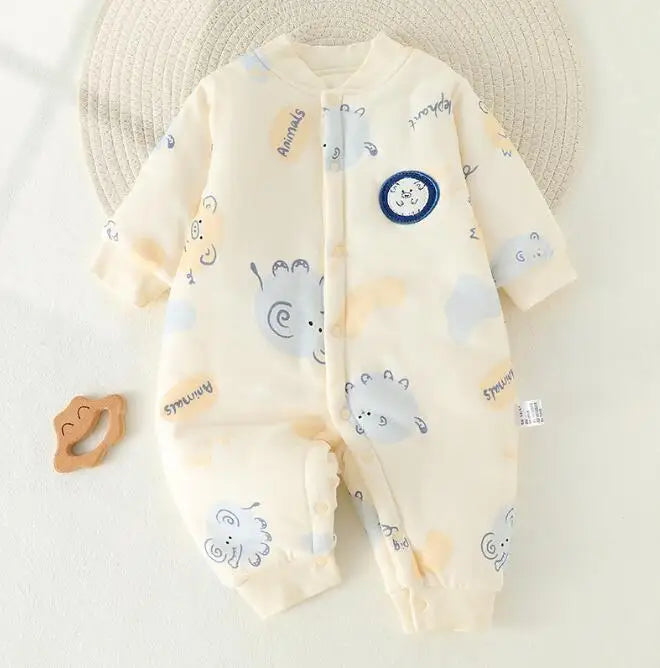 Enfant portant un pyjama combinaison en coton doux, vue de face