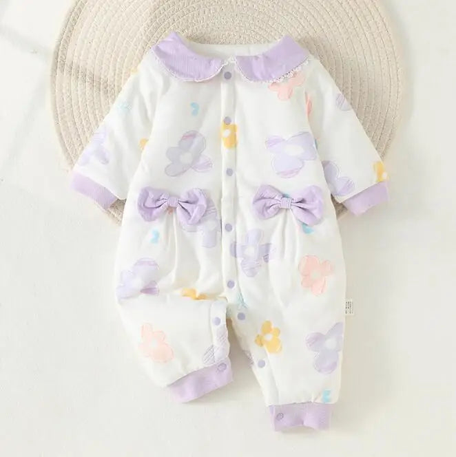 Enfant jouant dans un pyjama combinaison, montrant liberté de mouvement