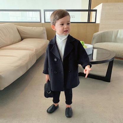 Vue de dos d'une veste garçon tendance et chaude