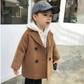 Détails élégants sur une veste chaude pour enfant