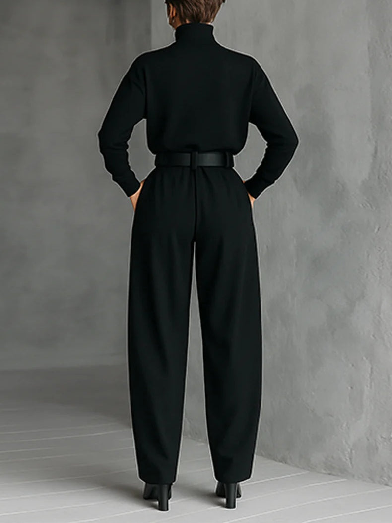 Femme portant un ensemble col roulé et pantalon droit noir