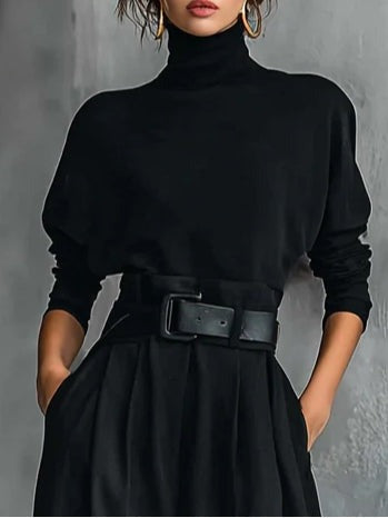 Vue de profil d'un ensemble élégant avec col montant et pantalon fluide