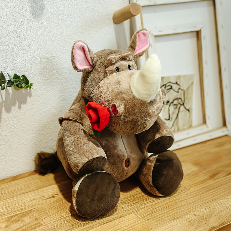 Lémurien en peluche avec une longue queue rayée