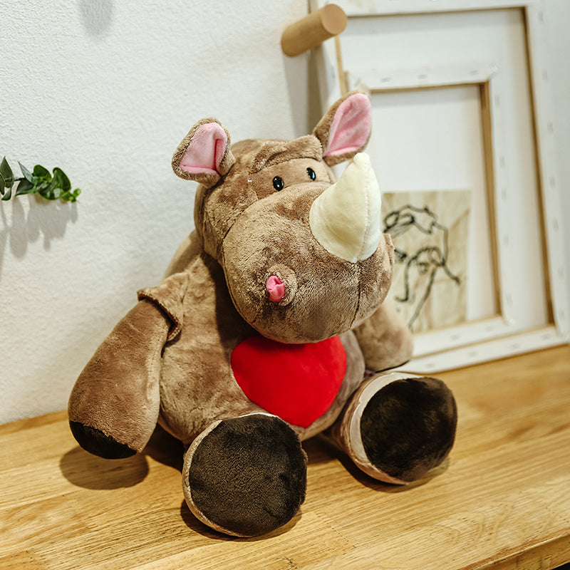 Koala en peluche accroché à une branche