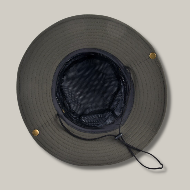 Vue latérale du chapeau kaki, cordon ajustable visible