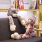 Chat en peluche Kawaii posé sur une étagère en bois