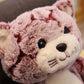 Vue de côté d'un chat en peluche Kawaii avec motifs variés