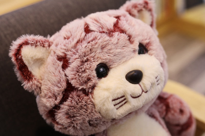 Vue de côté d'un chat en peluche Kawaii avec motifs variés