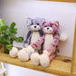 Ensemble de peluches chats Kawaii sur une table blanche