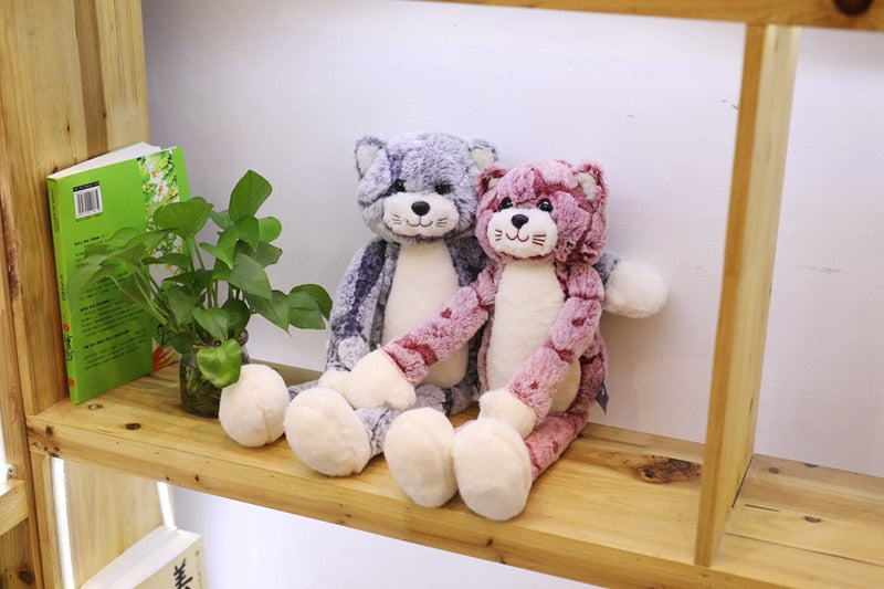 Ensemble de peluches chats Kawaii sur une table blanche
