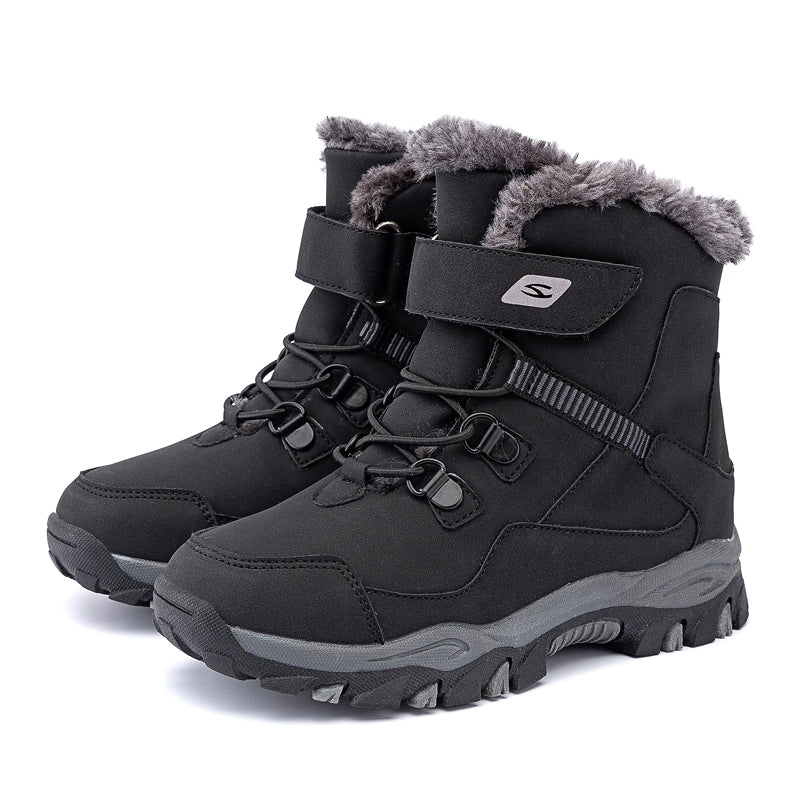 Vue latérale des bottes imperméables pour enfants sur fond enneigé