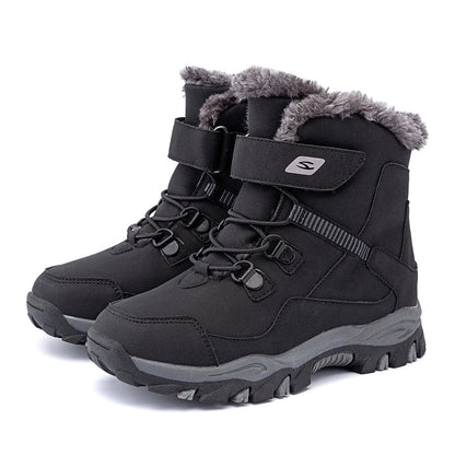 Vue latérale des bottes imperméables pour enfants sur fond enneigé