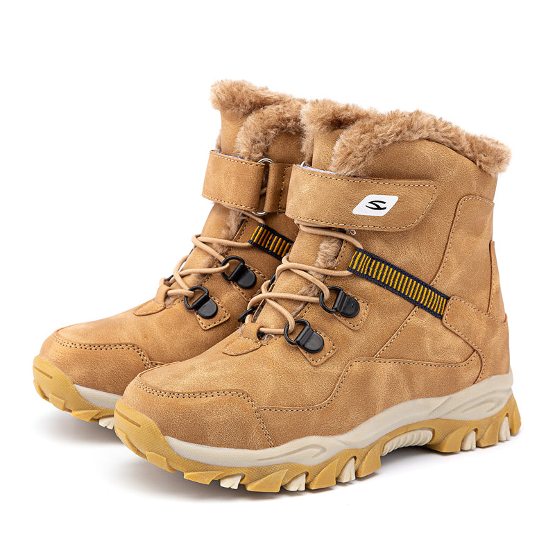 Bottes de neige enfant avec semelle antidérapante sur fond blanc