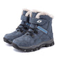 Gros plan sur la doublure chaude en cuir des bottes de neige