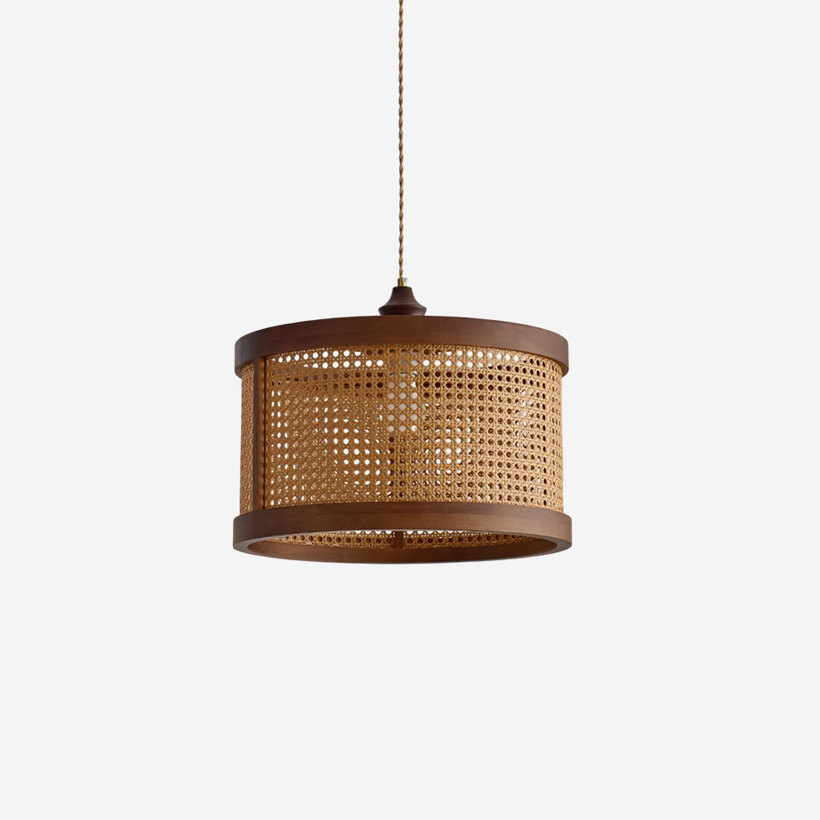 Lampe suspendue en rotin avec cadre en noyer vue de côté