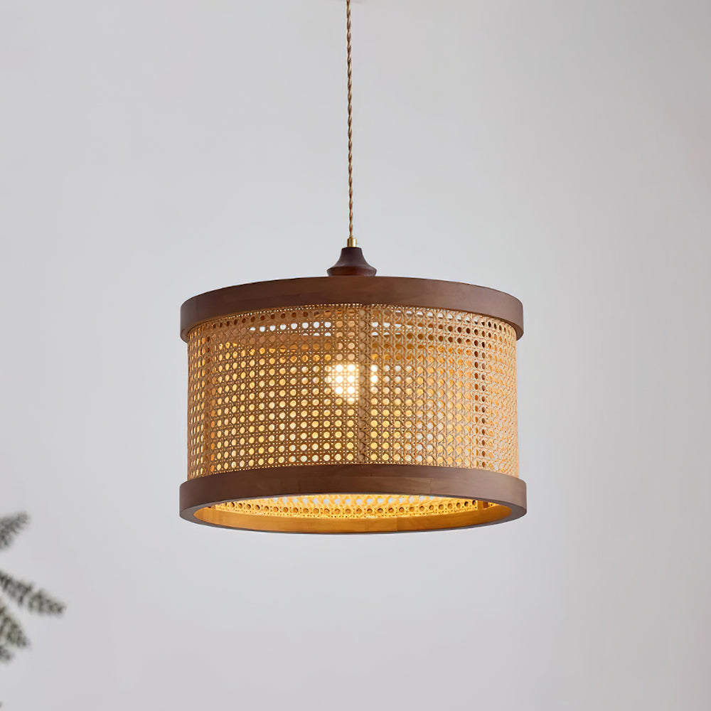 Détail du tressage en rotin de la lampe suspendue