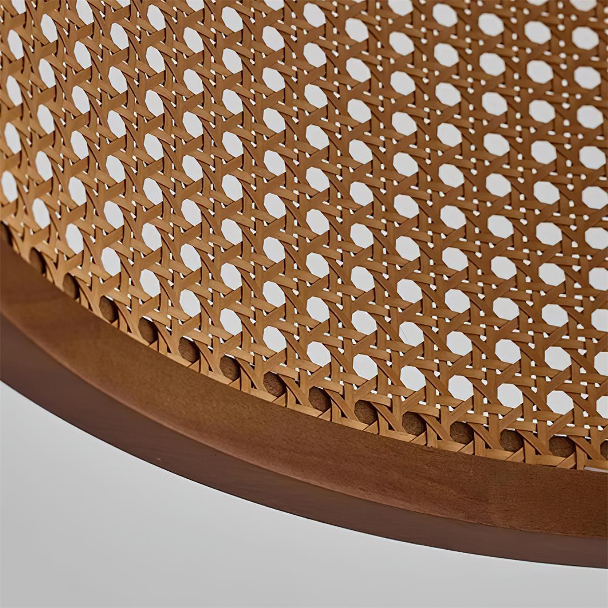 Lampe suspendue allumée, créant des motifs lumineux