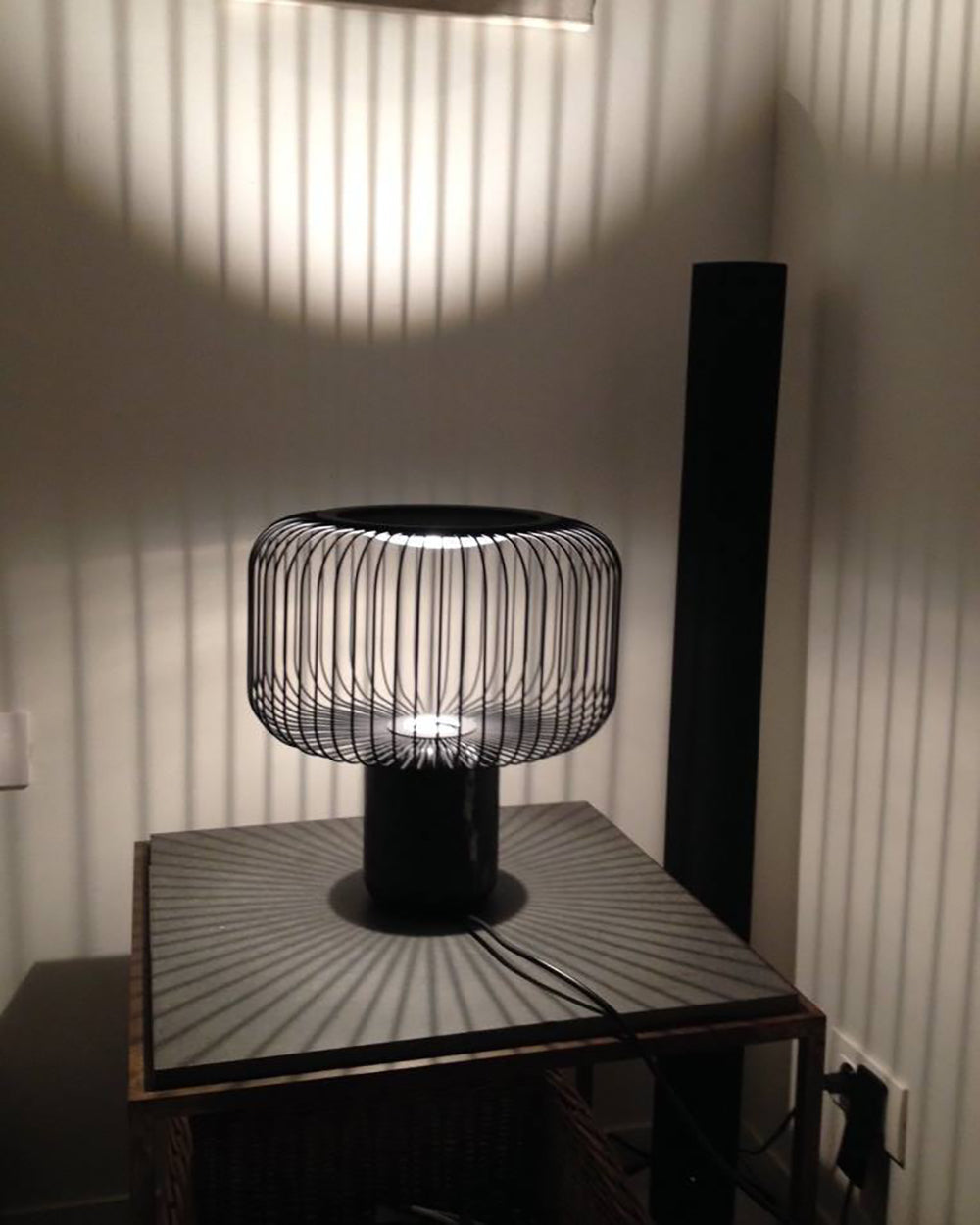 Éclairage subtil émanant de la lampe contemporaine