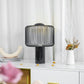 Lampe de table sur fond neutre, design moderne