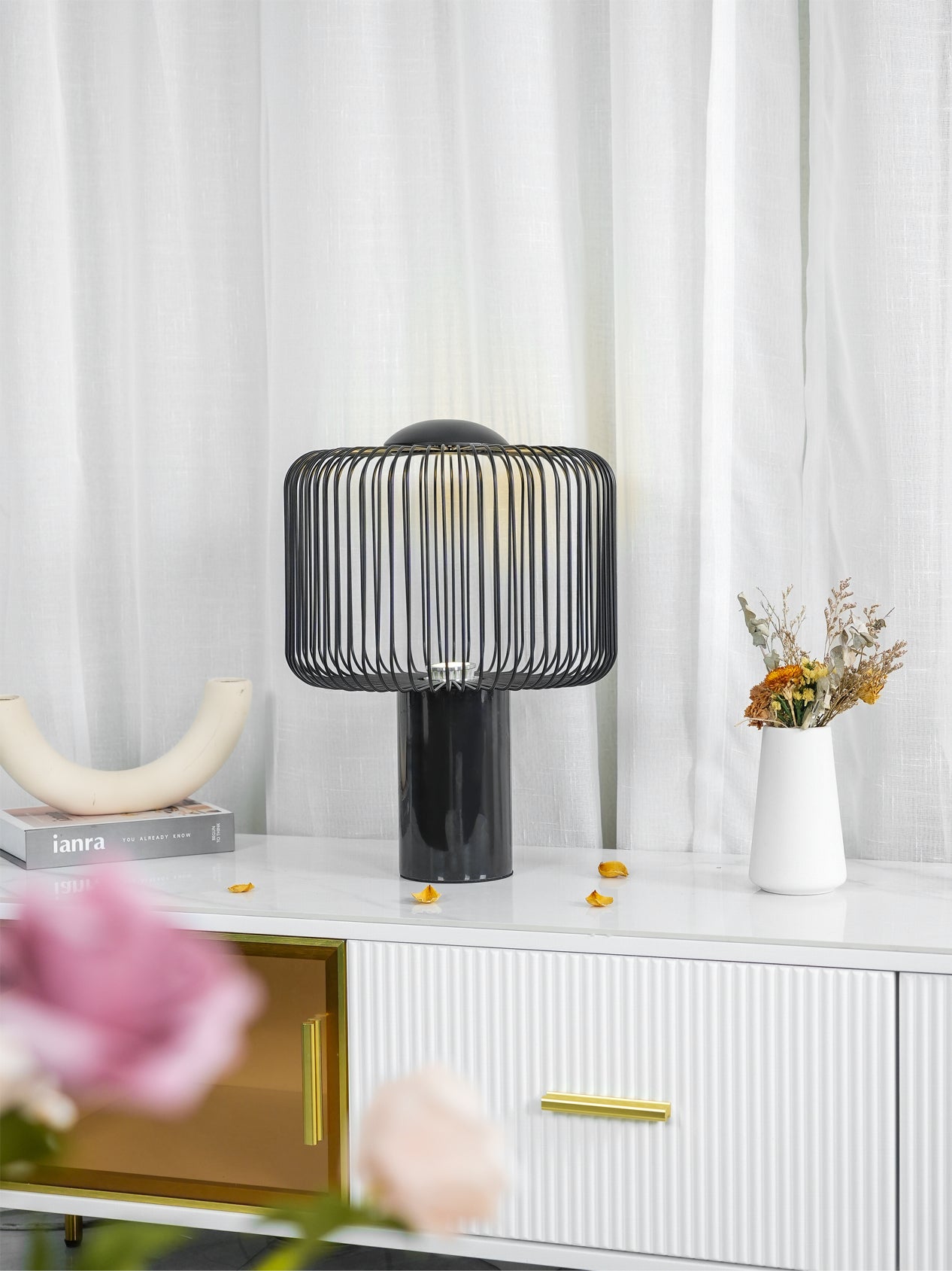 Lampe de table sur fond neutre, design moderne