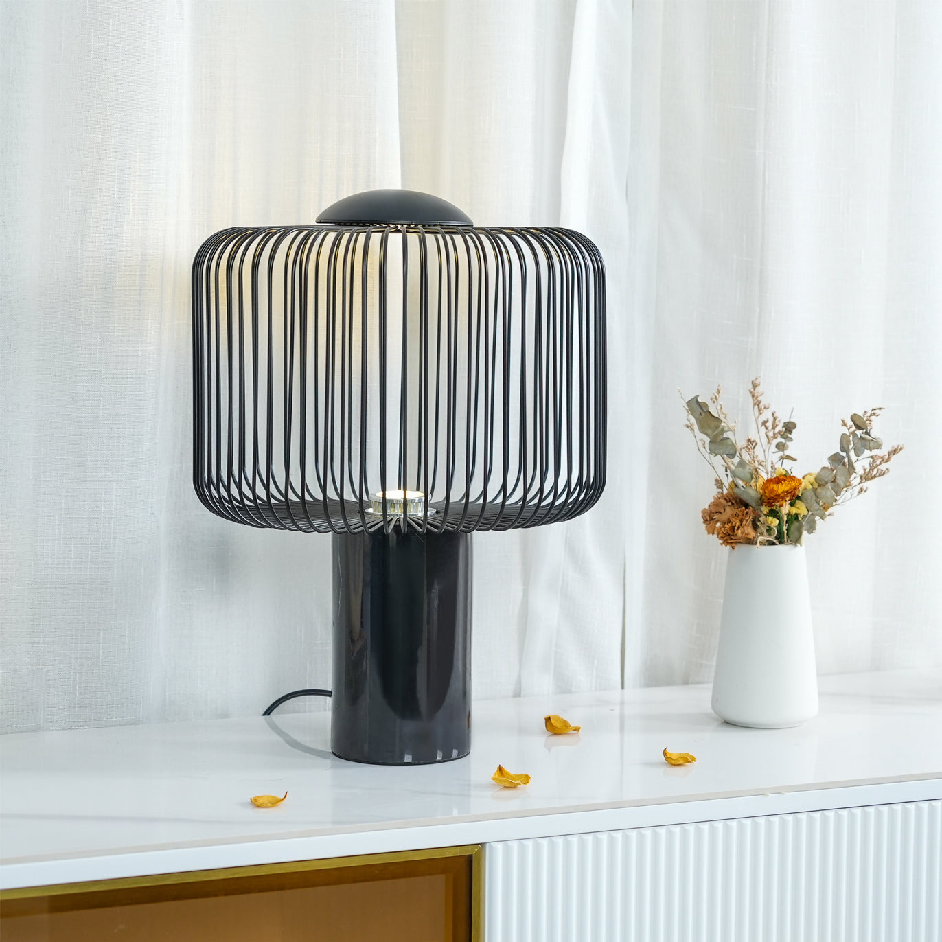 Lampe allumée, ambiance élégante et chaleureuse