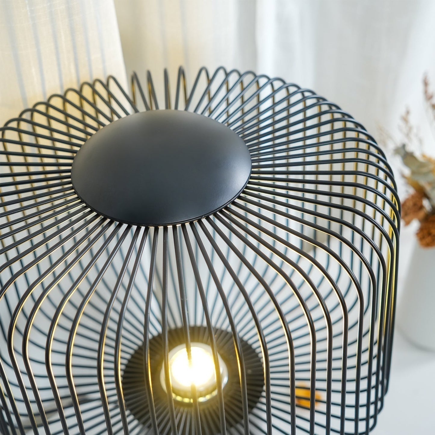 Vue latérale de la lampe, base et écran visibles