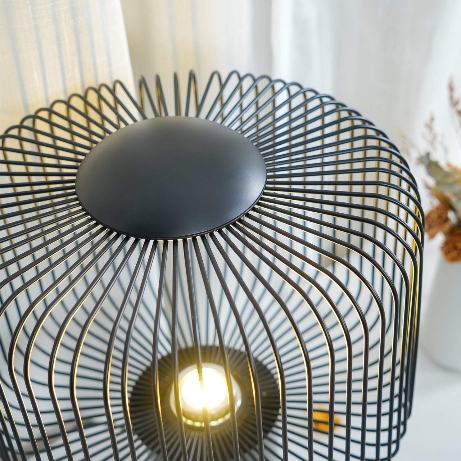 Vue latérale de la lampe, base et écran visibles
