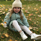 Enfant portant une parka chaude avec capuche en extérieur