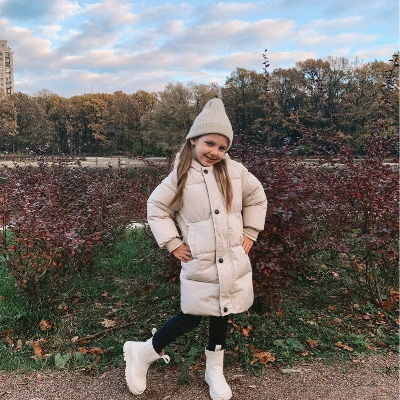 Gros plan sur la capuche imperméable d'une parka enfant