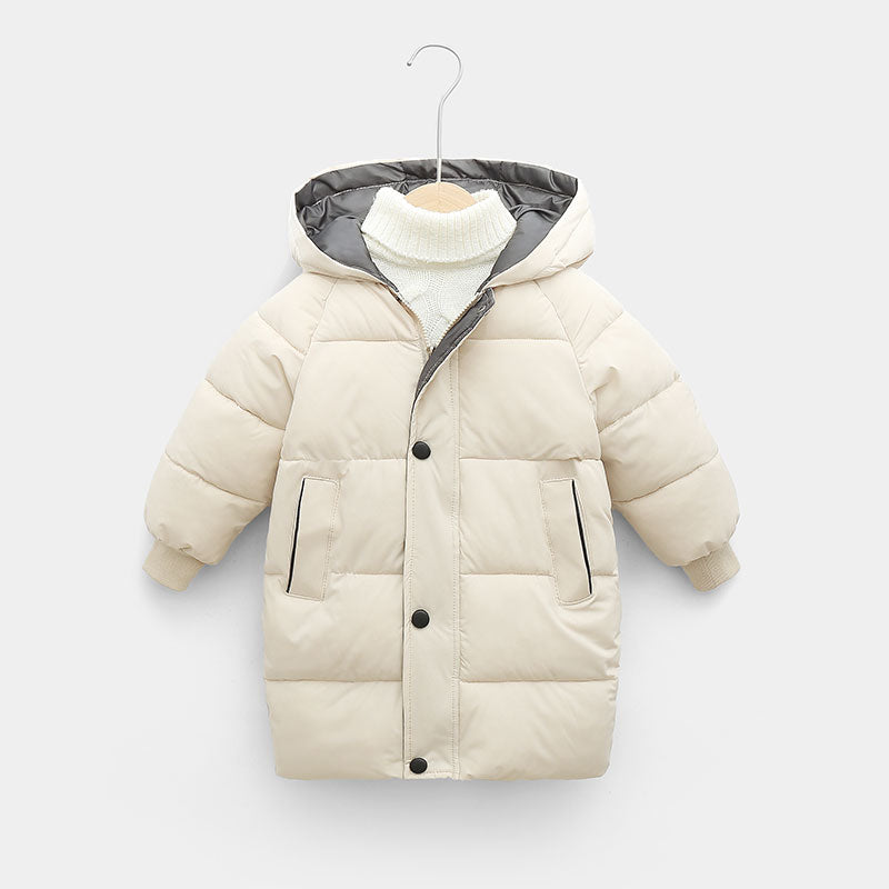 Enfant jouant dans la neige, vêtu d'une parka chaude
