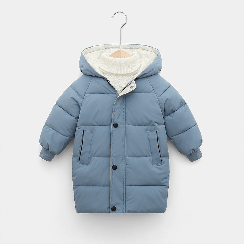 Enfant souriant, portant une parka colorée en hiver