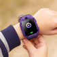 Gros plan sur la caméra de la montre enfant connectée