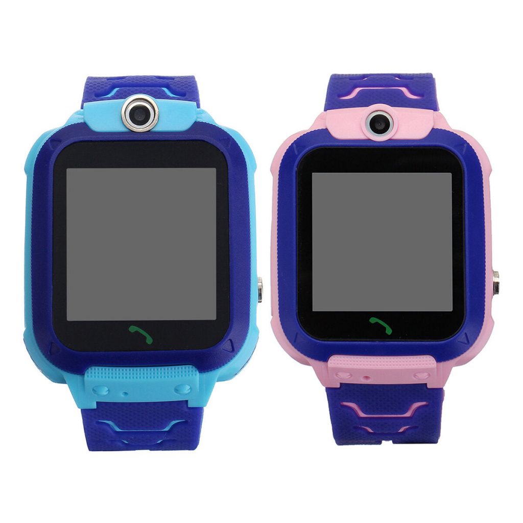 Enfant portant la montre GPS pendant une activité extérieure