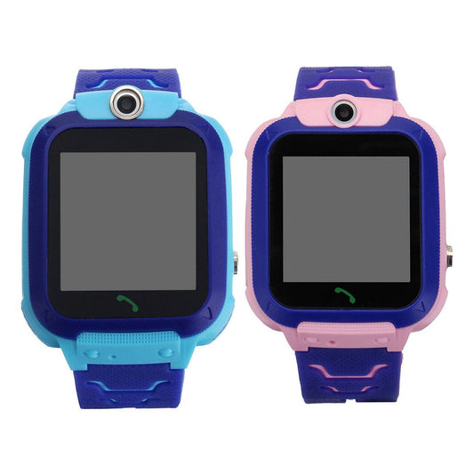 Enfant portant la montre GPS pendant une activité extérieure