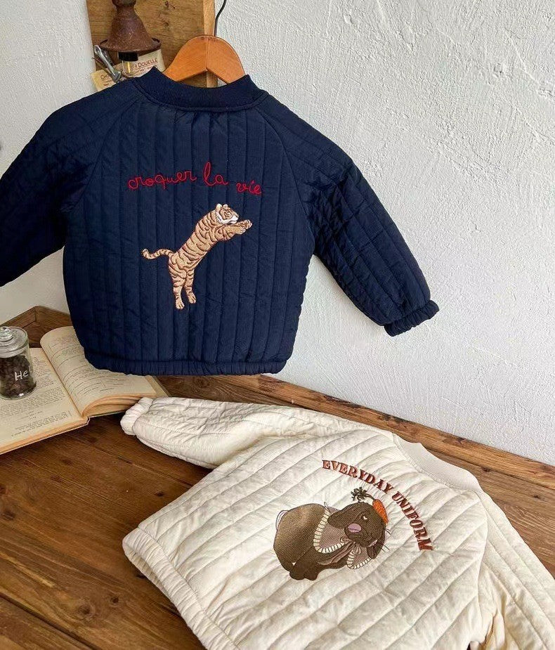 Veste blanche enfant avec broderie chien et texte 'Uniforme de tous les jours'
