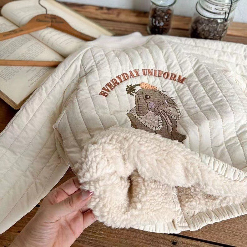 Vue rapprochée du tissu matelassé doux et rembourré de la veste enfant