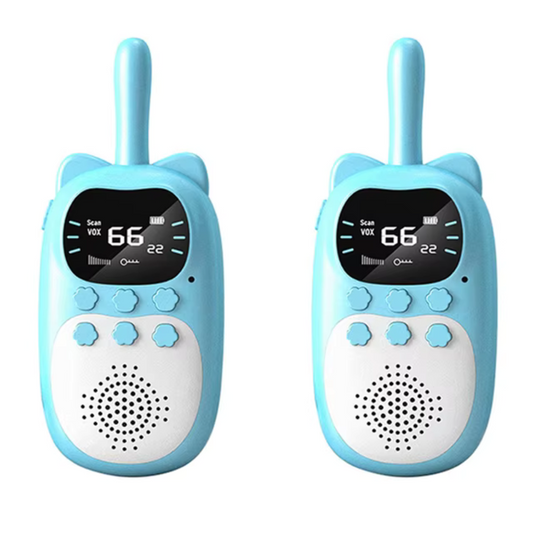 Enfants jouant avec des talkies-walkies dans un parc