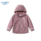 Veste imperméable pour enfants montrée sur un cintre