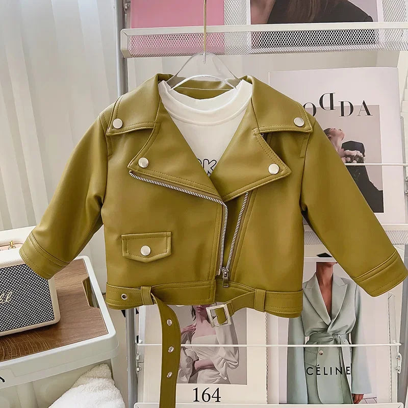 Enfant portant une veste motard en similicuir marron