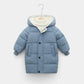 Détail de la manche d'un manteau enfant, couture renforcée